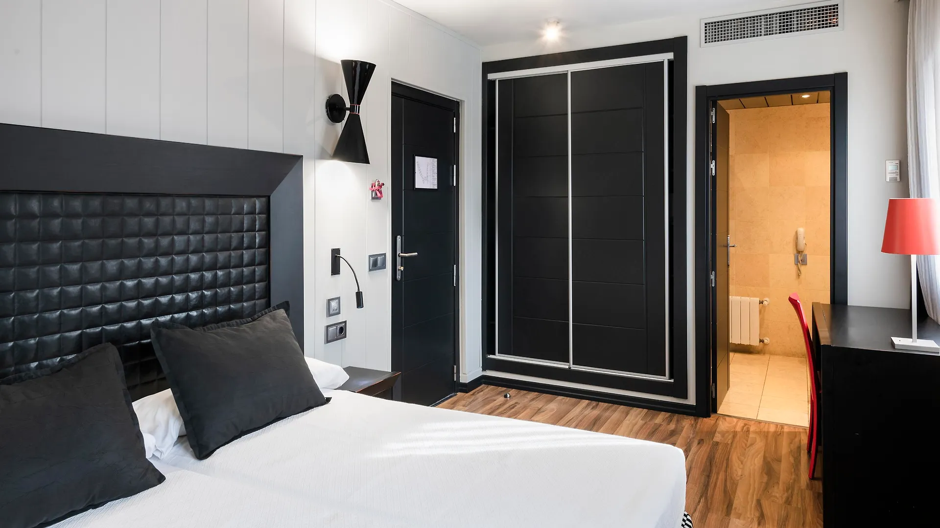 Salles Hotel Aeroport De Girona Риудельотс-де-ла-Сельва