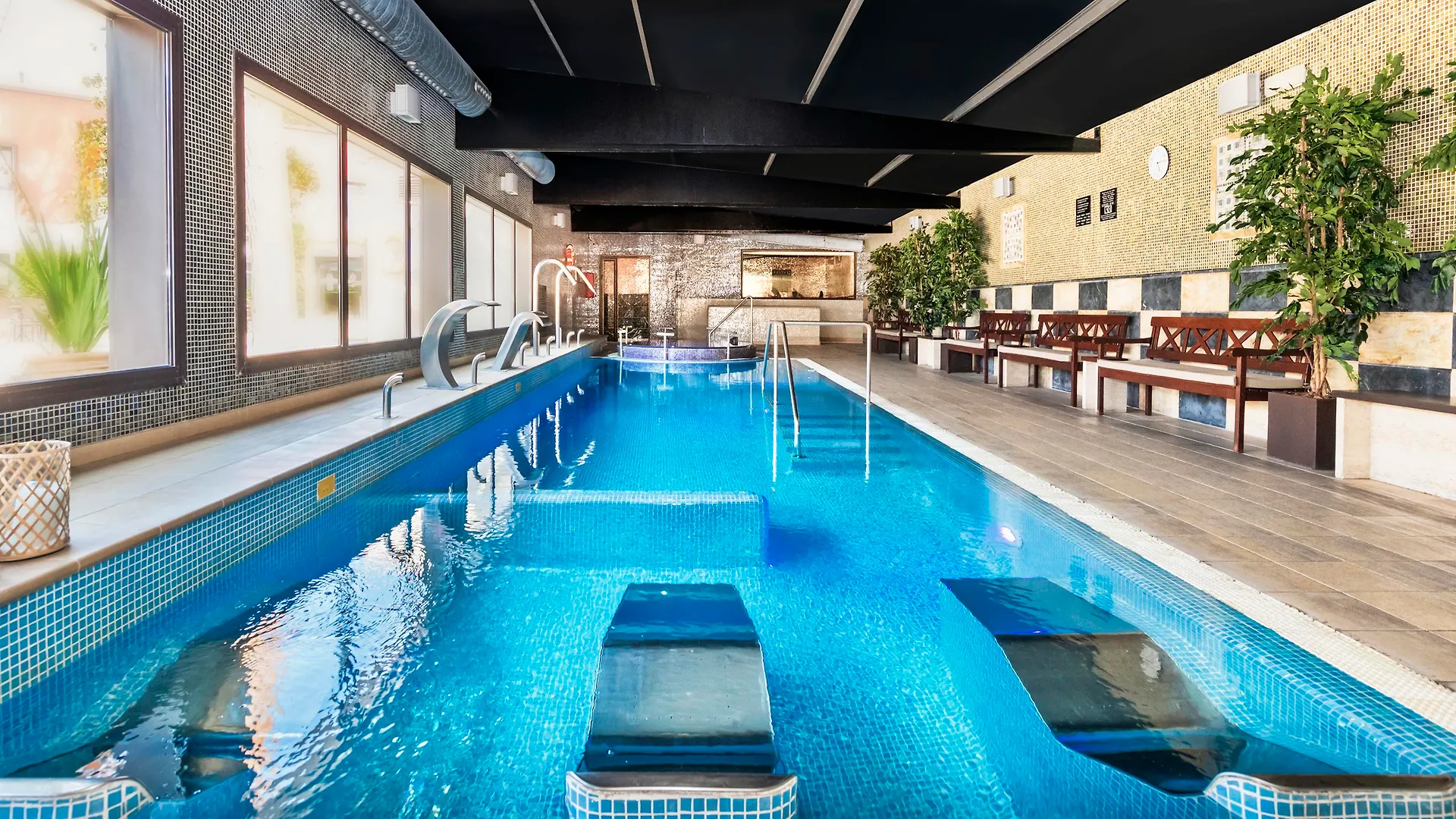 Salles Hotel Aeroport De Girona Риудельотс-де-ла-Сельва