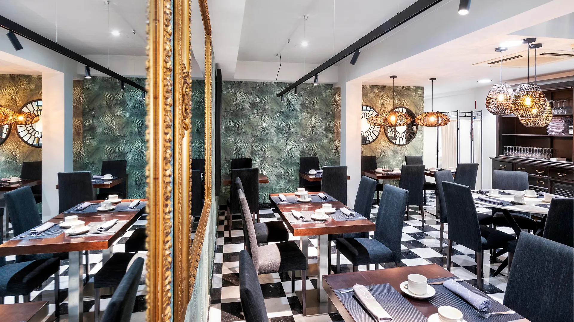 Salles Hotel Aeroport De Girona Риудельотс-де-ла-Сельва