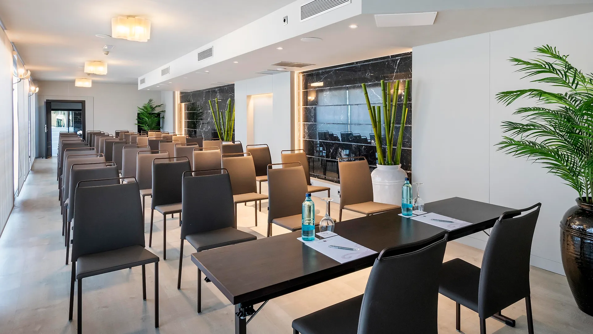 Salles Hotel Aeroport De Girona Риудельотс-де-ла-Сельва