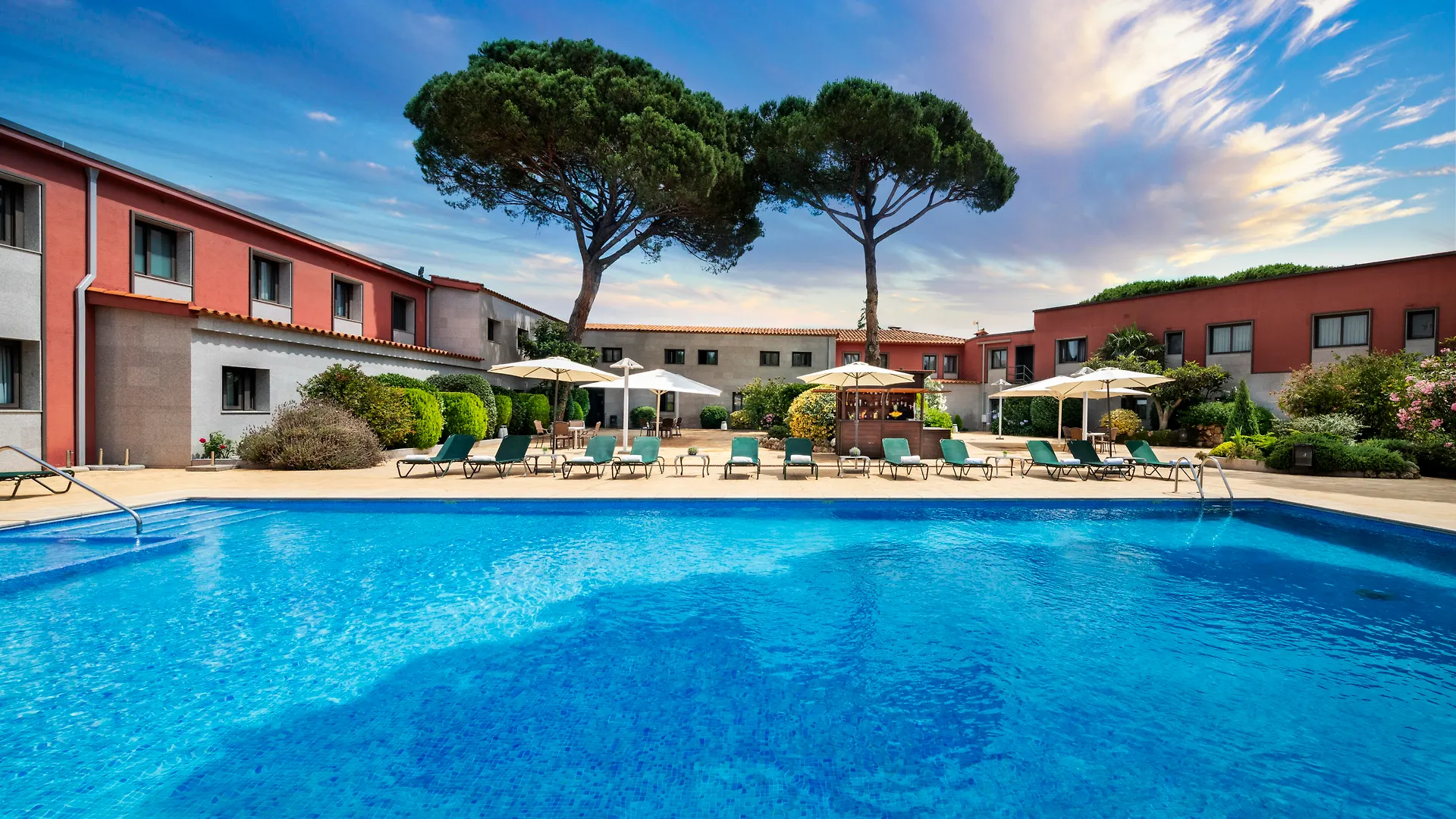 Salles Hotel Aeroport De Girona Риудельотс-де-ла-Сельва