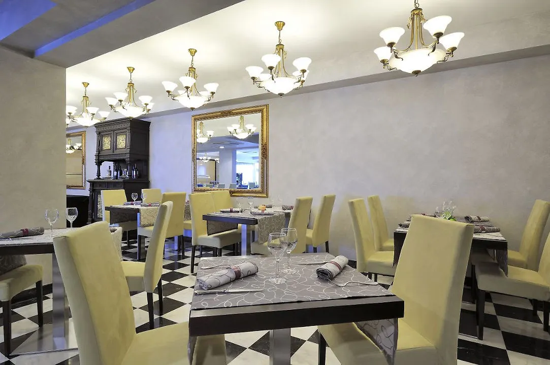 Salles Hotel Aeroport De Girona Риудельотс-де-ла-Сельва