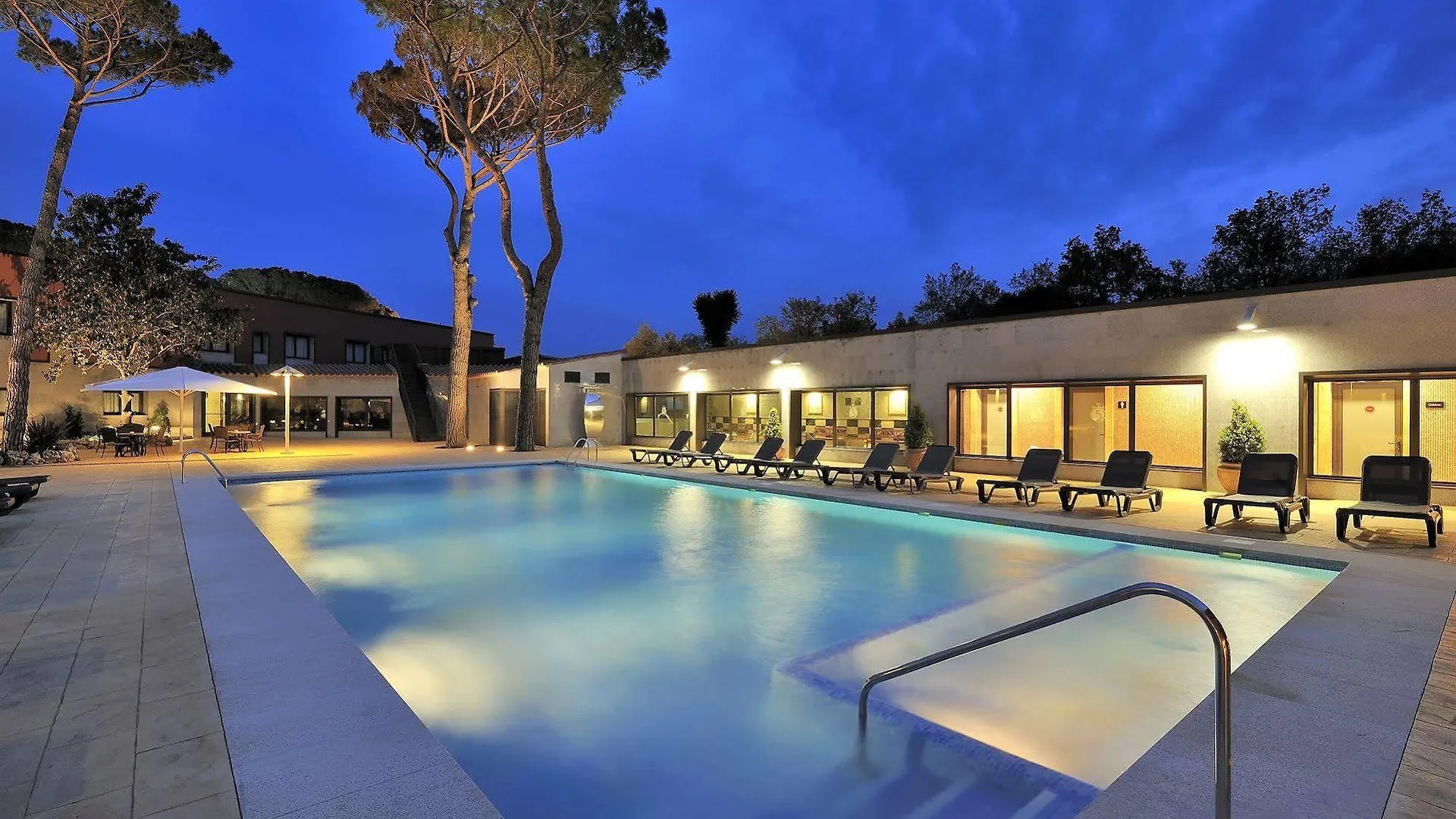 Salles Hotel Aeroport De Girona Риудельотс-де-ла-Сельва
